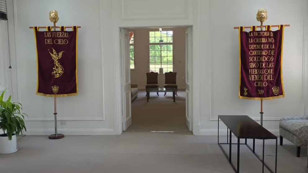 Javier Milei colocó estandartes de estilo romano de las Fuerzas del Cielo en la Quinta de&nbsp;Olivos